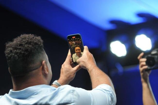 Ronaldo levou cruzeirenses de Conselheiro Lafaiete ao delrio ao participar da Caravana do Cruzeiro nesta quarta-feira (26). Fenmeno esteve acompanhado no palco de Pedro Loureno, patrocinador do clube, e ganhou msica nova produzida pelo rapper Das Quebradas