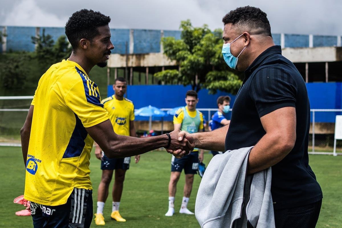 Em sua primeira visita  Toca da Raposa II, Ronaldo concedeu entrevista coletiva e teve contato com jogadores e comisso tcnica do Cruzeiro. Ele tambm se encontrou com scios da categoria Diamante.
