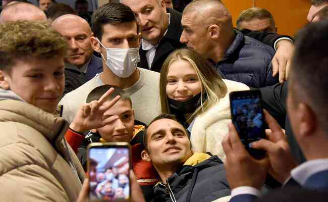O tenista sérvio Novak Djokovic tira fotos com fãs em Budva, cidade da costa de Montenegro