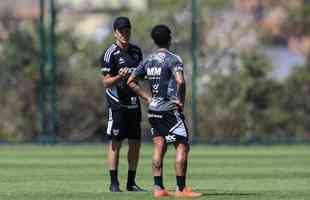 Nesta quinta-feira (28), o Atlético realizou o terceiro treino na Cidade do Galo após o retorno de Cuca. Durante a atividade, o treinador conversou com o presidente do clube, Sérgio Coelho.