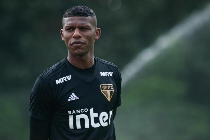 Arboleda - A diretoria do São Paulo multou o zagueiro após flagra em uma festa com aglomeração, até altas horas da madrugada, na capital paulista. O caso aconteceu em outubro. Ele já havia participado de outras festas.