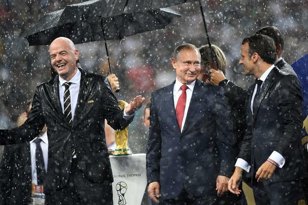 Presidente francês Emmanuel Macron vibra muito com o título francês e depois ainda entrega medalhas e troféu aos campeões; já a presidente croata Kolinda Grabar-Kitarovic deu show de simpatia mesmo com o vice