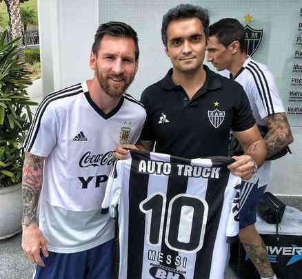 Messi foi presenteado com uma camiseta do Atltico