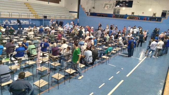 Fotos da Reunio Extraordinria para votao da venda da SAF a Ronaldo. Fenmeno compareceu ao Parque Esportivo do Barro Preto e foi muito assediado por conselheiros do clube