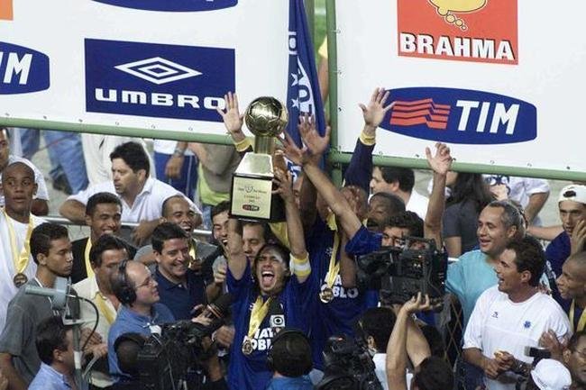 Com a braadeira de capito, o lateral-esquerdo levanta o trofu