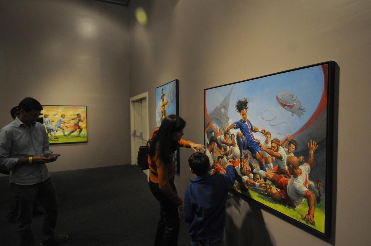 Ronaldinho Gacho lanou nesta tera-feira, no Mineiro, a exposio 'Fragmentos de um gacho', do artista Camaleo; astro ainda entrou para a Calada da Fama do estdio, em Belo Horizonte.