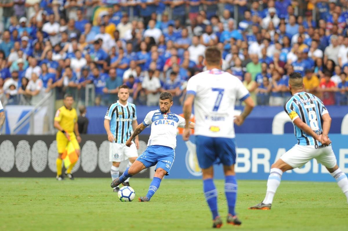 Cruzeiro estreou novo uniforme neste sbado, contra o Grmio