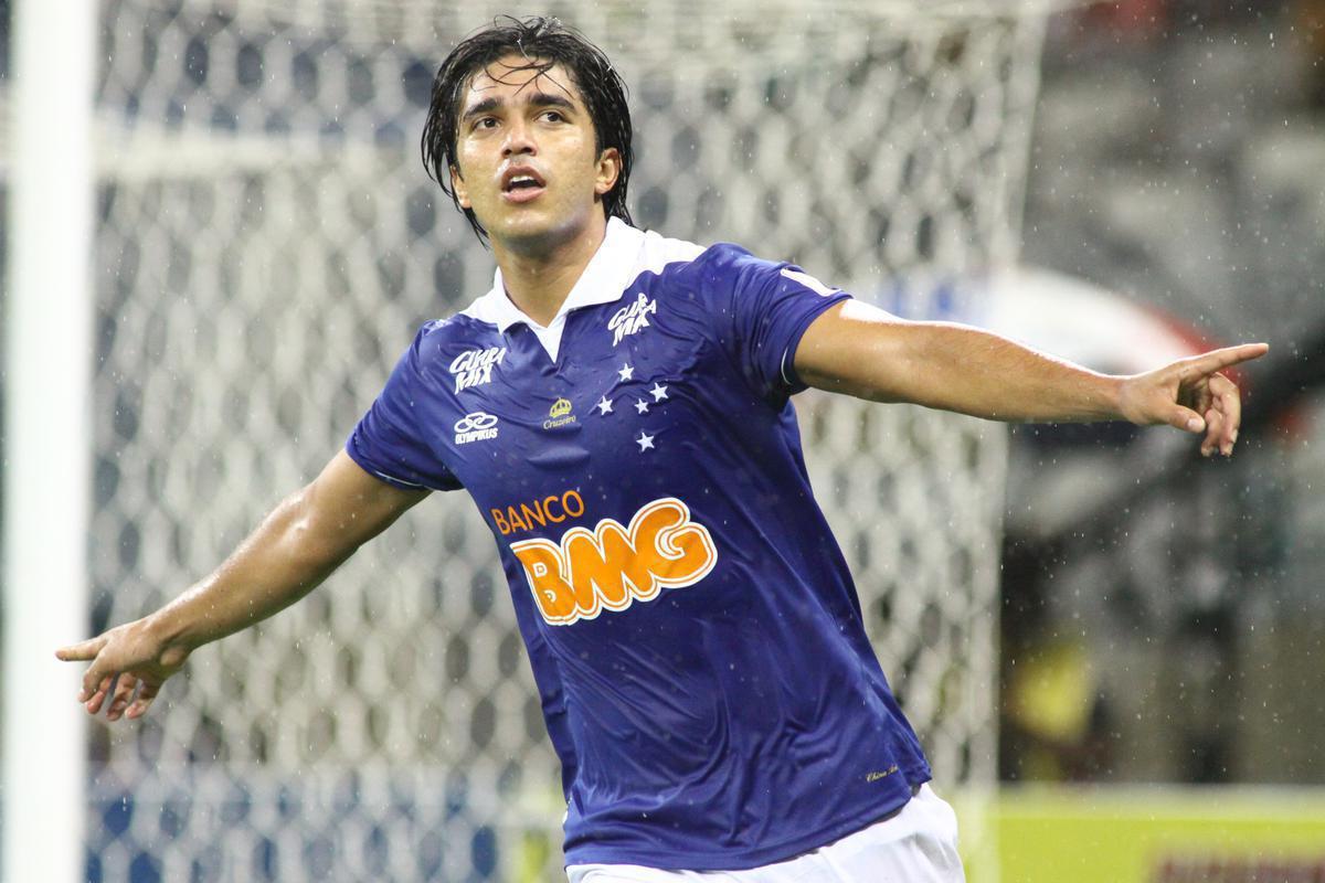 Marcelo Moreno voltou ao Cruzeiro em 2014, emprestado pelo Grmio. Em 57 jogos, marcou 24 gols e dividiu a artilharia do elenco com Ricardo Goulart. Em 2020, o boliviano iniciou sua terceira passagem pelo clube. Os nmeros at aqui so bastante modestos: apenas trs gols em 22 partidas. No primeiro perodo dele na Toca, entre maro de 2007 e maio de 2008, foram 21 bolas na rede em 36 apresentaes. O centroavante  o segundo maior artilheiro estrangeiro da Raposa, com 48 gols em 115 jogos.

