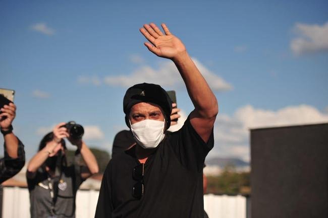 Fotos da visita do dolo atleticano Ronaldinho Gacho s obras de construo da Arena MRV, estdio do Atltico, em Belo Horizonte. Dentro de Centro de Experincias criado pelo clube, ex-craque tirou fotos com dirigentes e funcionrios. Do lado de fora, ele foi vaiado e xingado ao sair por no ter parado para saudar os fs que o aguardavam debaixo de sol forte.