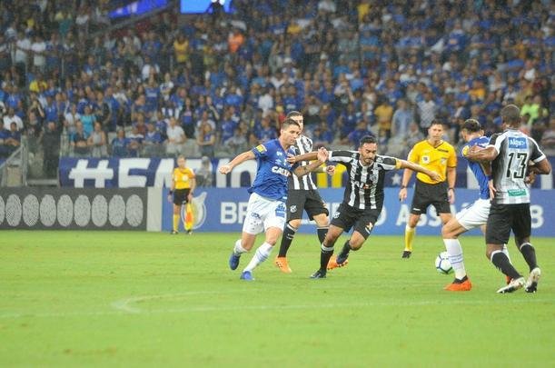 Fotos de Cruzeiro x Cear, no Mineiro, em jogo atrasado da 27 rodada do Brasileiro