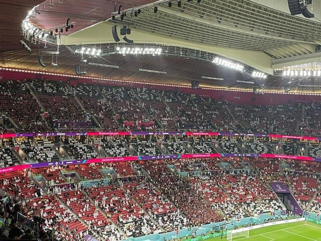 Pblico esvazia Estdio Al Bayt antes mesmo do fim do jogo de abertura da Copa, entre Catar e Equador. Sul-americanos venceram por 2 a 0 com gols de Enner Valencia