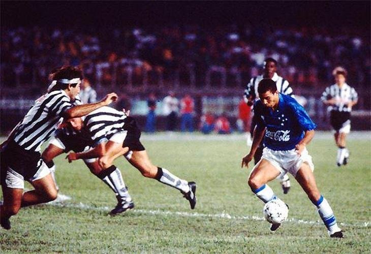 Ronaldo entorta uruguaio Kanapkis em clssico contra o Atltico