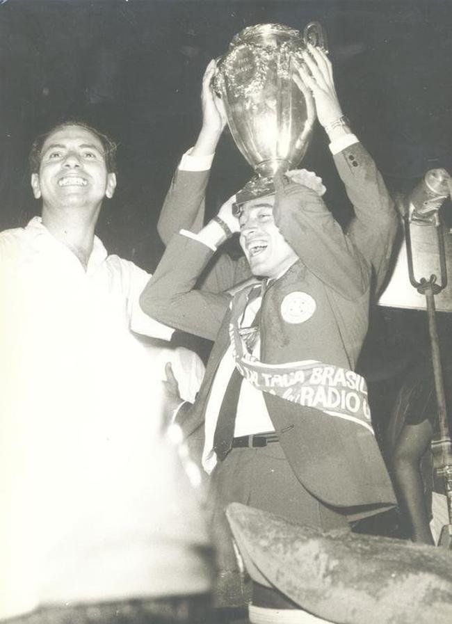 Em 7 de dezembro de 1966, o Cruzeiro conquistou a Ta�a Brasil, seu primeiro t�tulo brasileiro, ao derrotar o Santos de Pel� por 3 a 2, no Pacaembu, em S�o Paulo. Na chegada a Belo Horizonte, os jogadores foram recebidos com muita festa no Aeroporto da Pampulha. Houve desfile em carro aberto e uma homenagem na sede do Governo de Minas.
