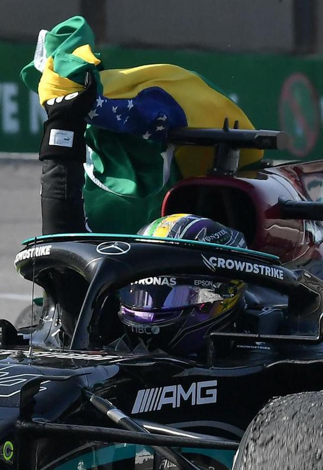 Lewis Hamilton vence GP de São Paulo de Fórmula 1 e repete gesto de Ayrton Senna ao carregar bandeira do Brasil na pista e no pódio