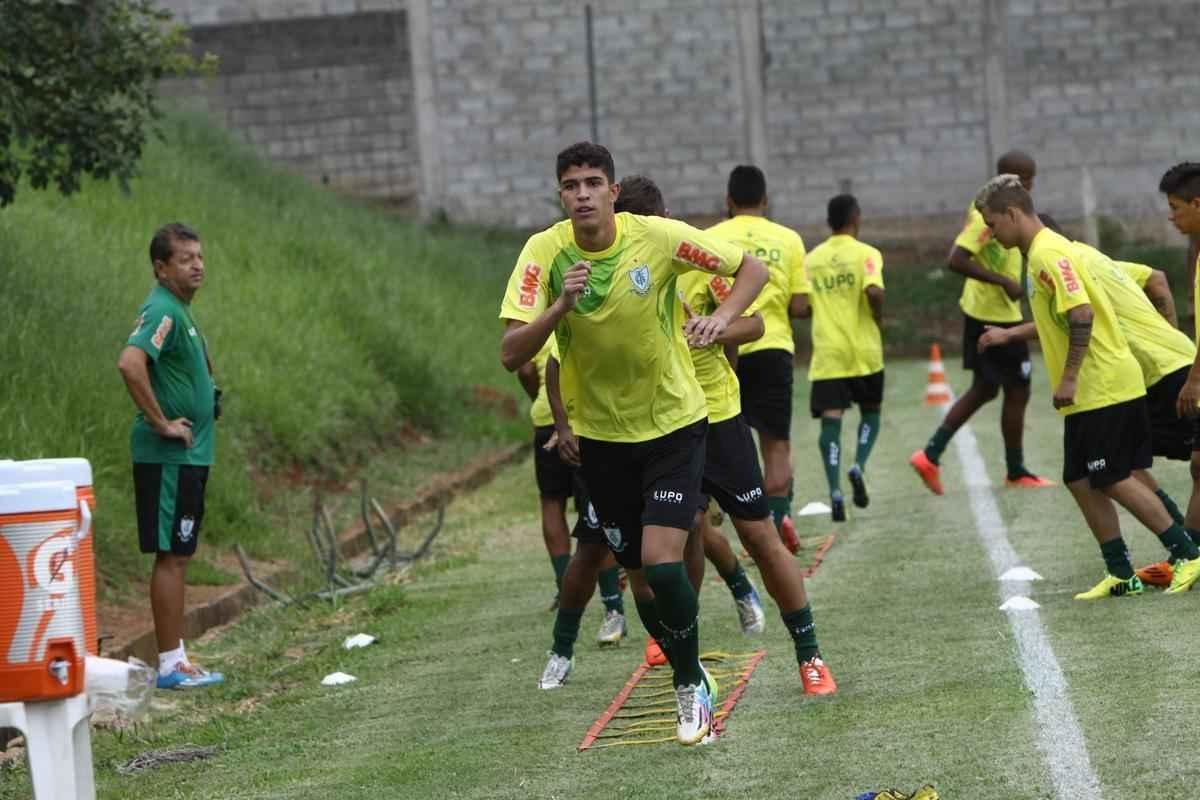 O elenco do Amrica se reapresentou para a temporada 2015 na tarde desta segunda-feira, no CT Lanna Drumond. Depois de reunio com integrantes do conselho de administrao, os jogadores foram para um campo secundrio, onde realizaram o primeiro trabalho com bola. O gramado principal passa por reformas.
