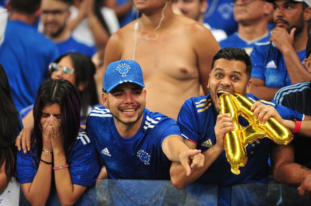 Depois de confirmar o acesso  Srie A com a vitria sobre o Vasco, jogadores do Cruzeiro foram  loucura no Mineiro. Nas arquibancadas, torcedores deliraram. Muitos tambm foram s lgrimas de emoo 