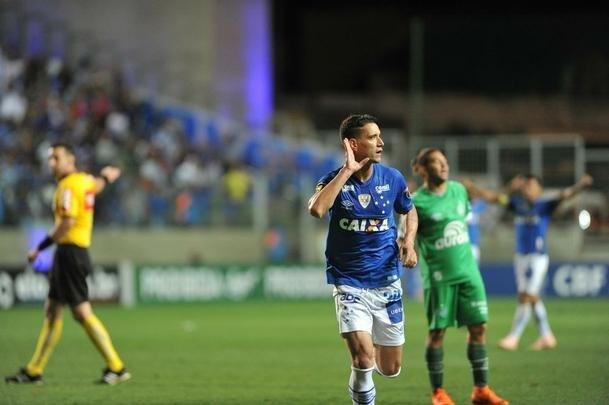 Com gols de Thiago Neves, Arrascaeta e Ded, Cruzeiro goleou a Chapecoense por 3 a 0