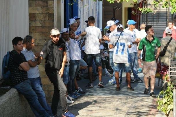 Fotos do protesto da torcida organizada Máfia Azul em frente à sede administrativa do Cruzeiro