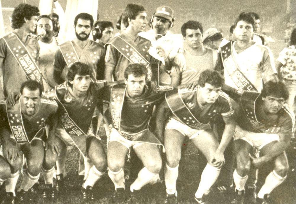 Heriberto, agachado, ao centro, foi outro 10 do Cruzeiro nos anos 1980. Na foto, ele posa com o time campeo mineiro de 1987. Natural de Santa Rita do Sapuca-MG, Heriberto Longuinho da Cunha vestiu a camisa azul entre 1986 e 1989. 