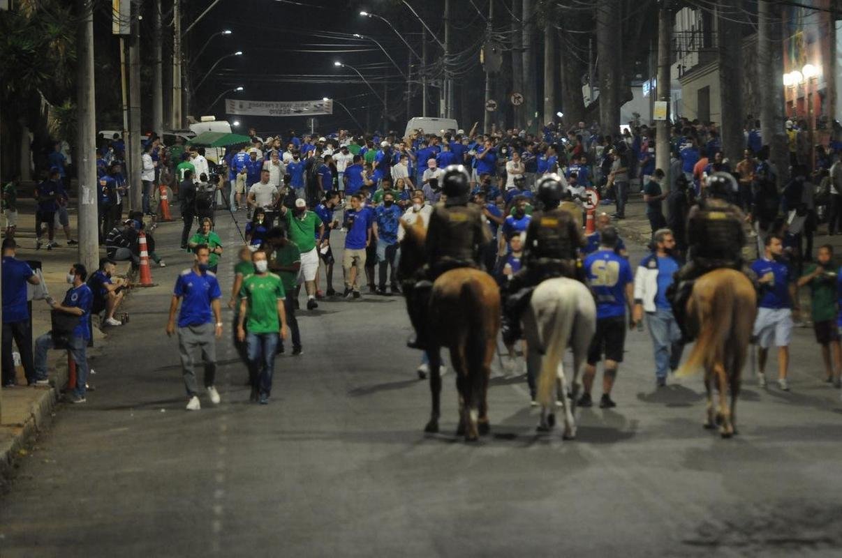 Torcida do Cruzeiro voltou ao Mineiro aps meses de ausncia devido  pandemia. Houve grandes filas devido  desorganizao do clube, que demorou a enviar funcionrios aos portes para fazer a conferncia dos exames de COVID-19. Na Alameda das Palmeiras, muitos cruzeirenses se aglomeraram e no usaram mscara prximo ao Bar do Peixe.