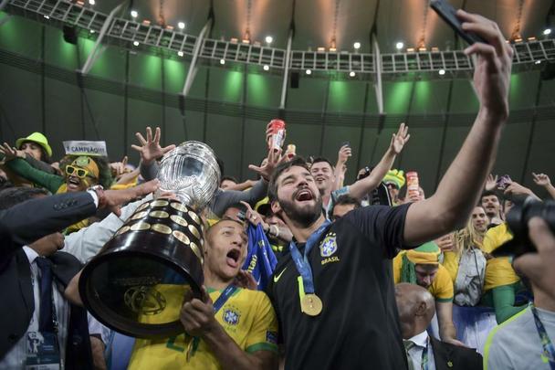 Seleção Brasileira derrota Peru por 3 a 1, conquista Copa América e ergue a taça no Maracanã; veja as fotos da festa do Brasil