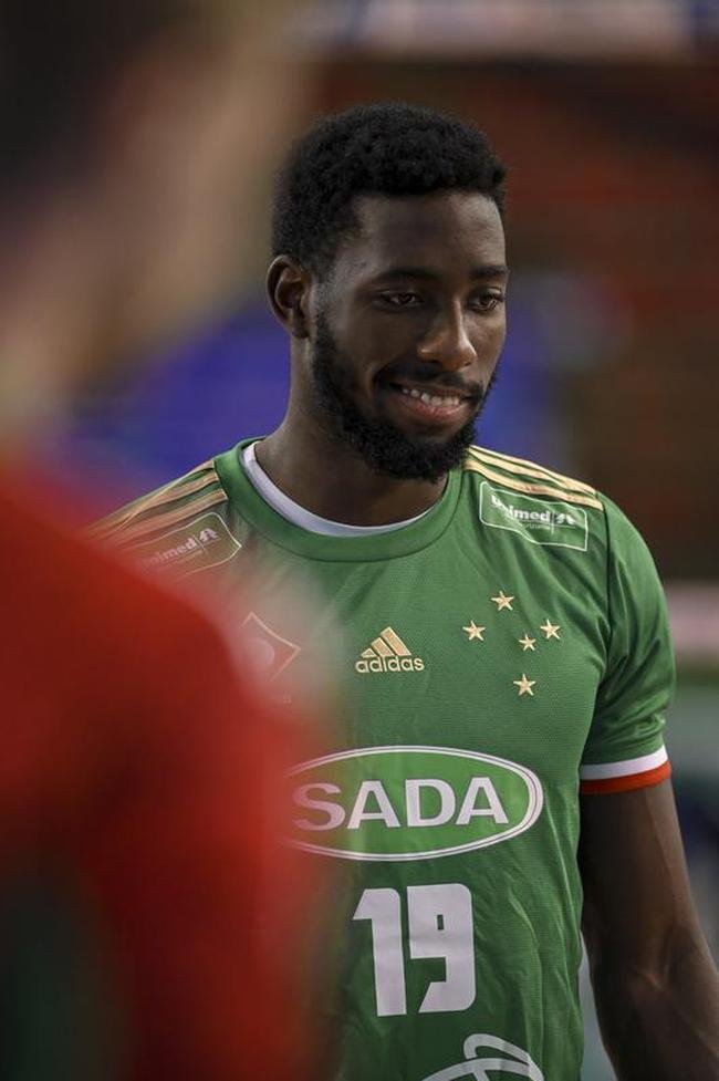 Cruzeiro se garantiu na decis�o do Sul-Americano de V�lei ao bater os argentinos do Policial Voley por 3 sets a 0, neste s�bado (5), no Gin�sio do Riacho, em Contagem. As parciais foram de 25/20, 29/27 e 25/16