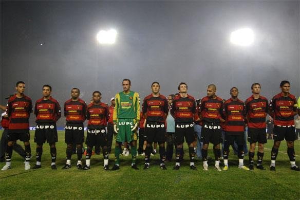 Magro perfilado ao lado de companheiros que conquistaram a Copa do Brasil diante do Corinthians, em 2008. O maior ttulo do atleta pelo Leo da Ilha