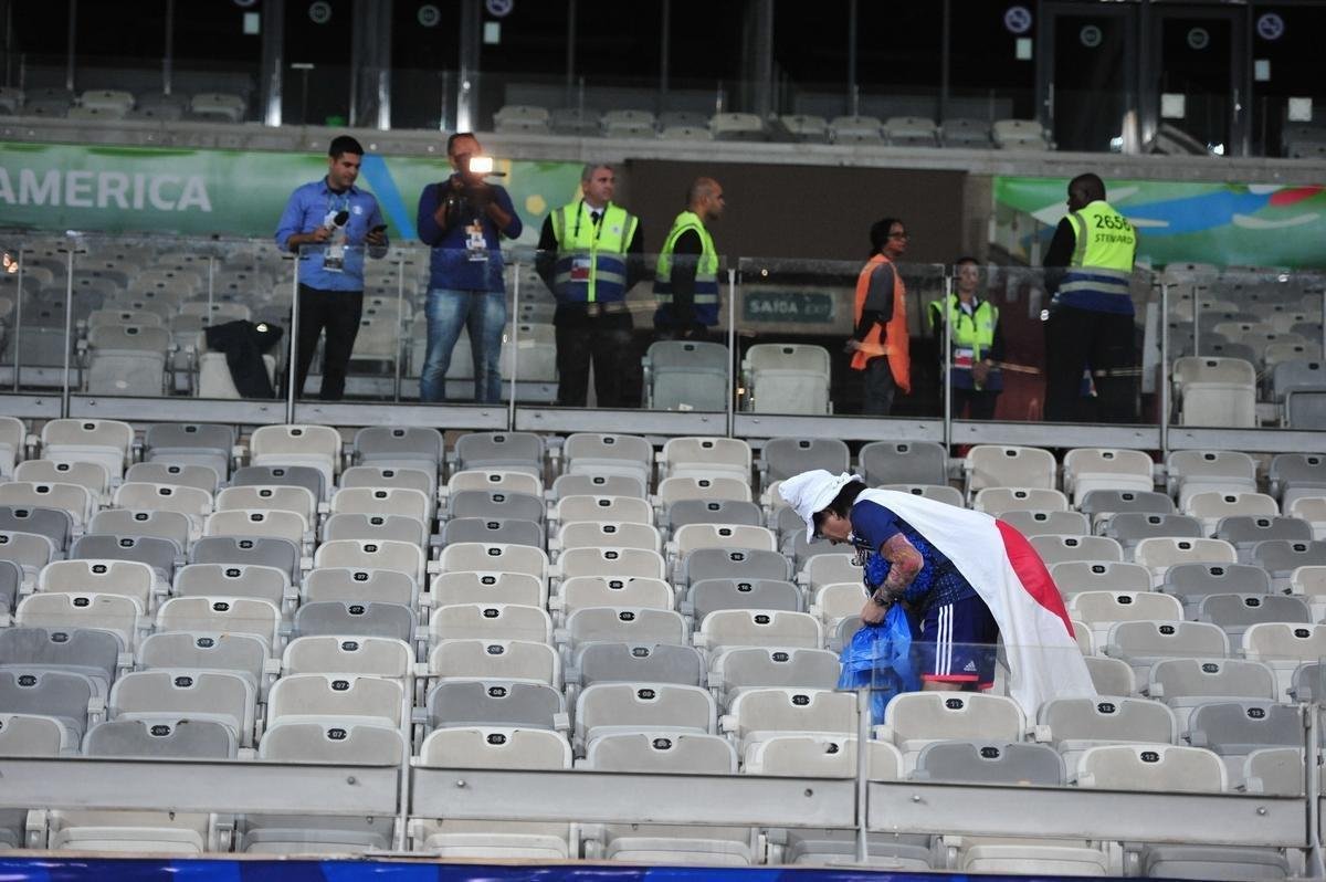 Depois do empate entre Japo e Equador, por 1 a 1, pela Copa Amrica, um torcedor japons deu um bom exemplo aos brasileiros. Com pacincia, ele recolheu lixo em vrios pontos do setor em que se encontrava no Mineiro. Na Copa de 2014, no Brasil, os nipnicos j haviam mostrado civilidade ao mundo ao limpar arquibancadas e vestirios dos estdios.