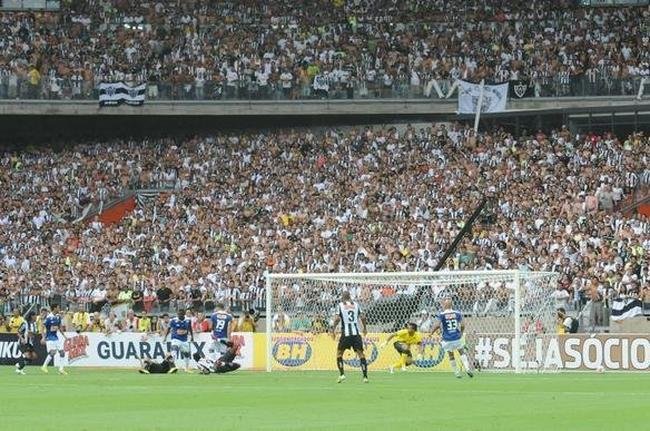 Fotos exclusivas do clssico entre Atltico e Cruzeiro na reabertura do novo Mineiro
