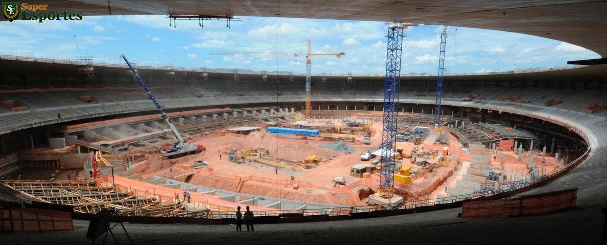 06/03/2012 - No interior, comea a construo efetiva do anel inferior, com assentos mais prximos ao gramado. Guindastes ajudam operrios a encaixar as peas de concreto armado.