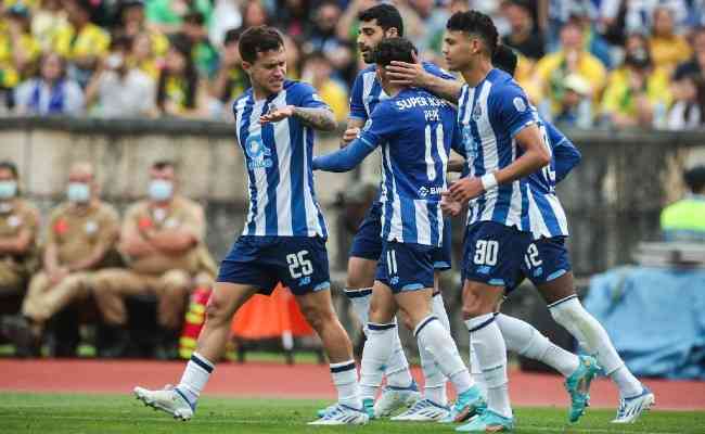 Jogadores do Porto comemoram um dos gols da vitória no amistoso