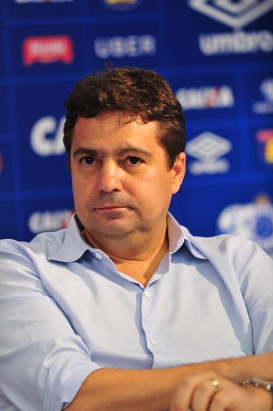 Fred foi apresentado no Cruzeiro pelo presidente Wagner Pires de S e pelo vice Itair Machado