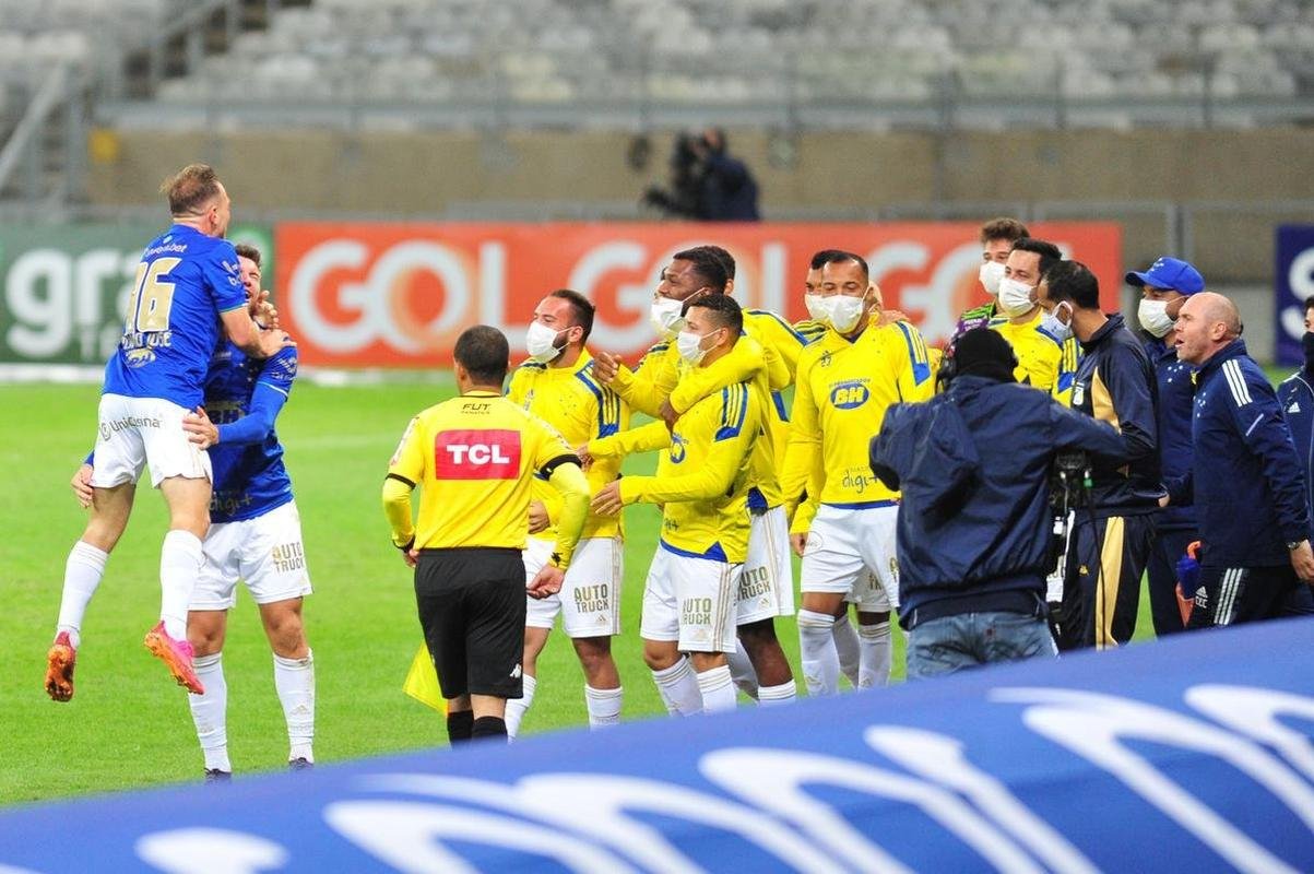 Fotos de Cruzeiro x Londrina, no Mineiro, pela 15 rodada da Srie B