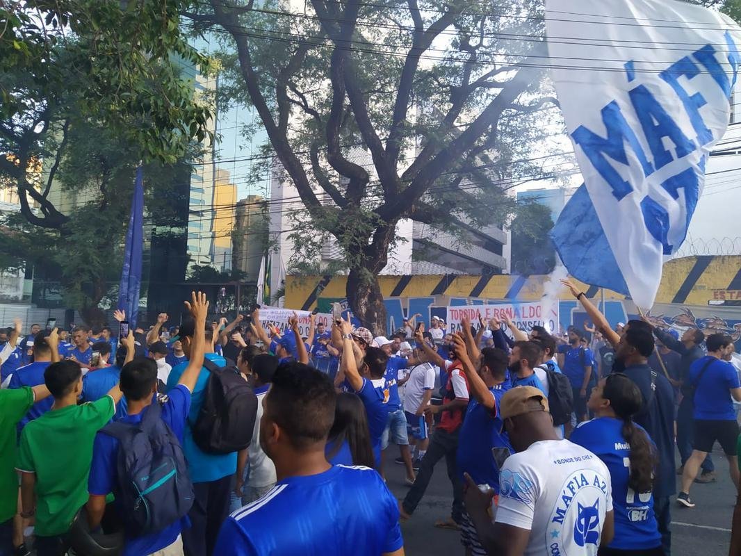 Torcida do Cruzeiro foi em peso ao Parque Esportivo do Barro Preto para fazer press�o pela aprova��o da venda da SAF a Ronaldo