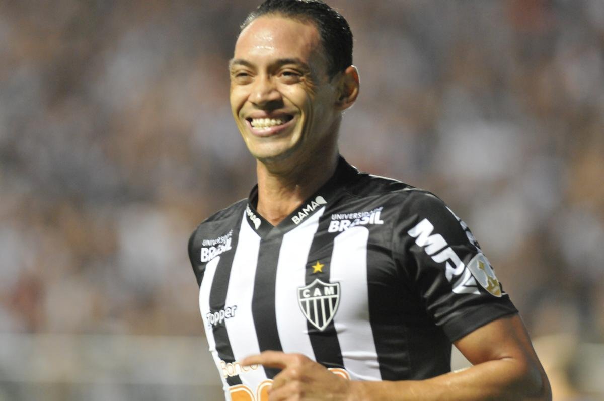 No primeiro tempo, Atltico abriu 3 a 1 no placar, com gols de Luan e Ricardo Oliveira (2)