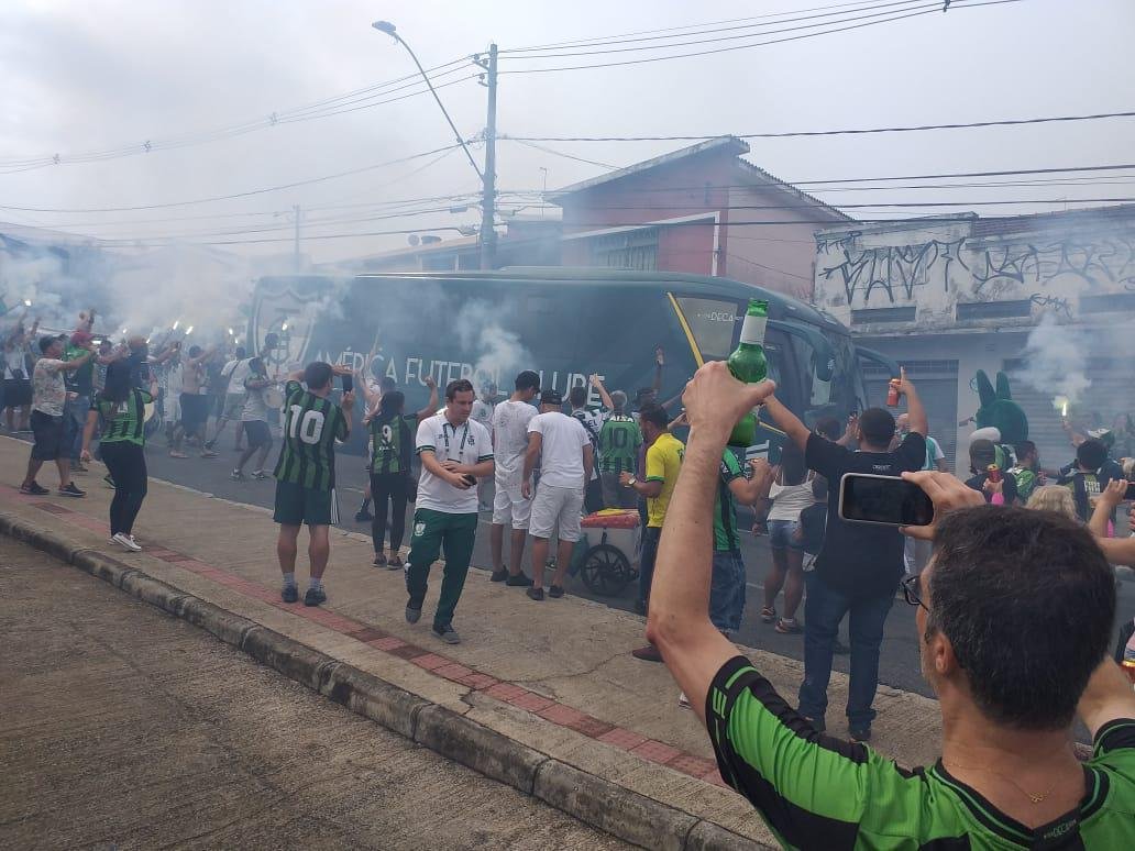 Um mar verde nas imediaes do Horto, com direito a rua de fogo para receber os jogadores do Amrica