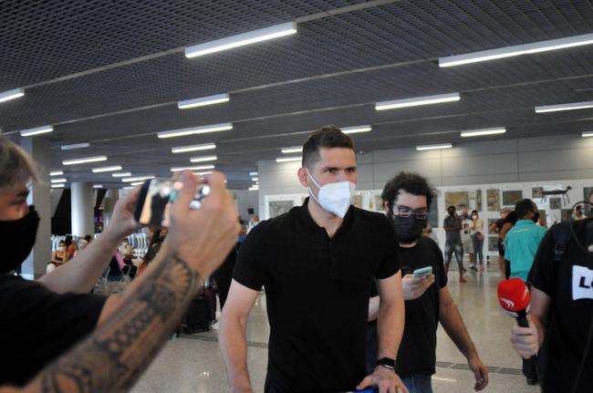 Imagens da chegada do goleiro Rafael Cabral a Belo Horizonte para acertar com o Cruzeiro
