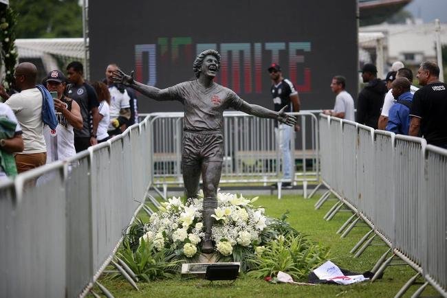 Velrio de Roberto Dinamite rene jogadores, ex-jogadores e torcedores em So Janurio