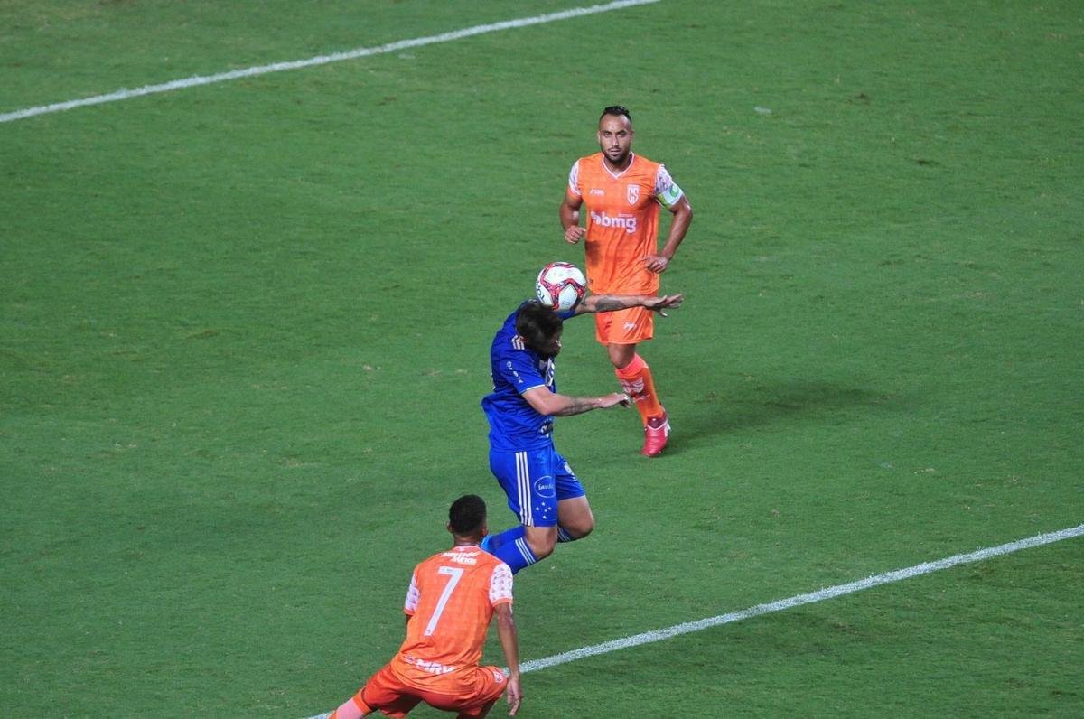 Fotos de Coimbra x Cruzeiro, no Independncia, pela 8 rodada do Mineiro. William Pottker e Felipe Augusto fizeram os gols da vitria celeste por 2 a 0.