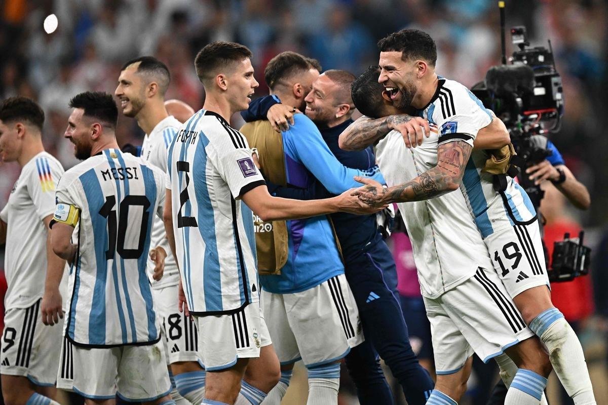 Fotos da festa da Seleo Argentina aps vitria por 3 a 0 sobre a Crocia pela semifinal da Copa do Mundo do Catar