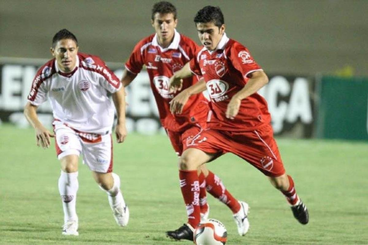 O Vila Nova-GO somou 46 pontos e ficou em 16 na Srie B 2010. O Brasiliense, 17, tambm fez 46, porm caiu para a terceira diviso pelo critrio de nmero de vitrias.