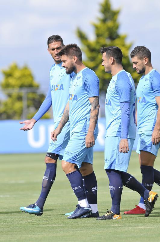 Mano Menezes montou Cruzeiro que deve encarar o Villa Nova no sbado e promoveu trs mudanas em relao ao ltimo jogo: Murilo entrou na vaga de Leo, Egdio no lugar de Marcelo Hermes e Robinho deu lugar a Ariel Cabral