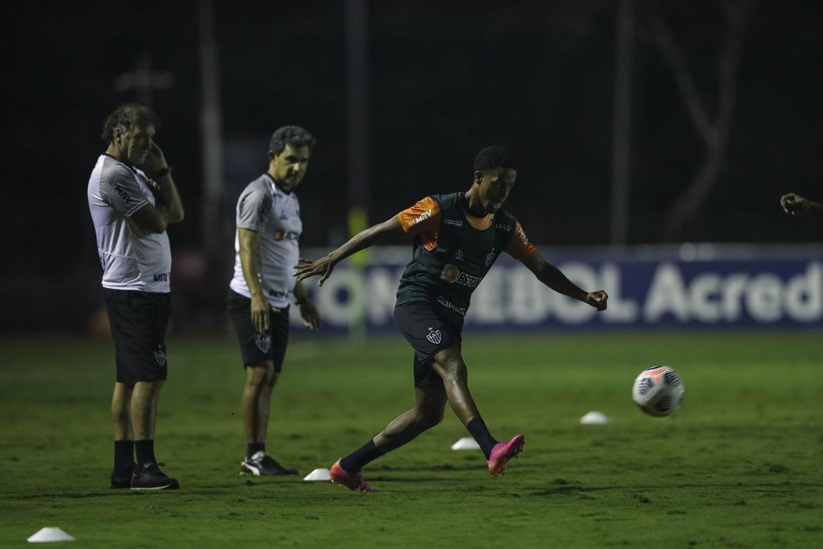 Tcnico Cuca comandou atividade do Atltico no CT da Conmebol no Paraguai 