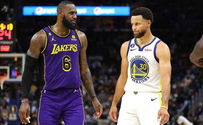 LeBron James, ala do Los Angeles Lakers, e Stephen Curry, armador do Golden State Warriors