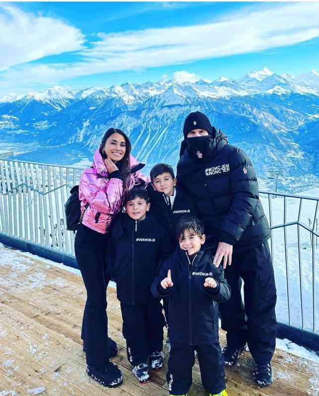 Messi, Antonela Rocuzzo e os trs filhos esto nos Alpes franceses