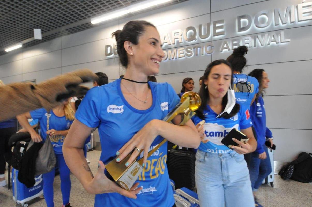 Minas desembarca no aeroporto de Confins, em BH, neste sbado (30), aps o tri da Superliga Feminina