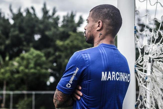 Marcinho foi anunciado pelo Cruzeiro em 12 de fevereiro. Seu �ltimo clube foi o Sampaio Corr�a. At� aqui, o meia disputou seis jogos com a camisa celeste e marcou um gol.