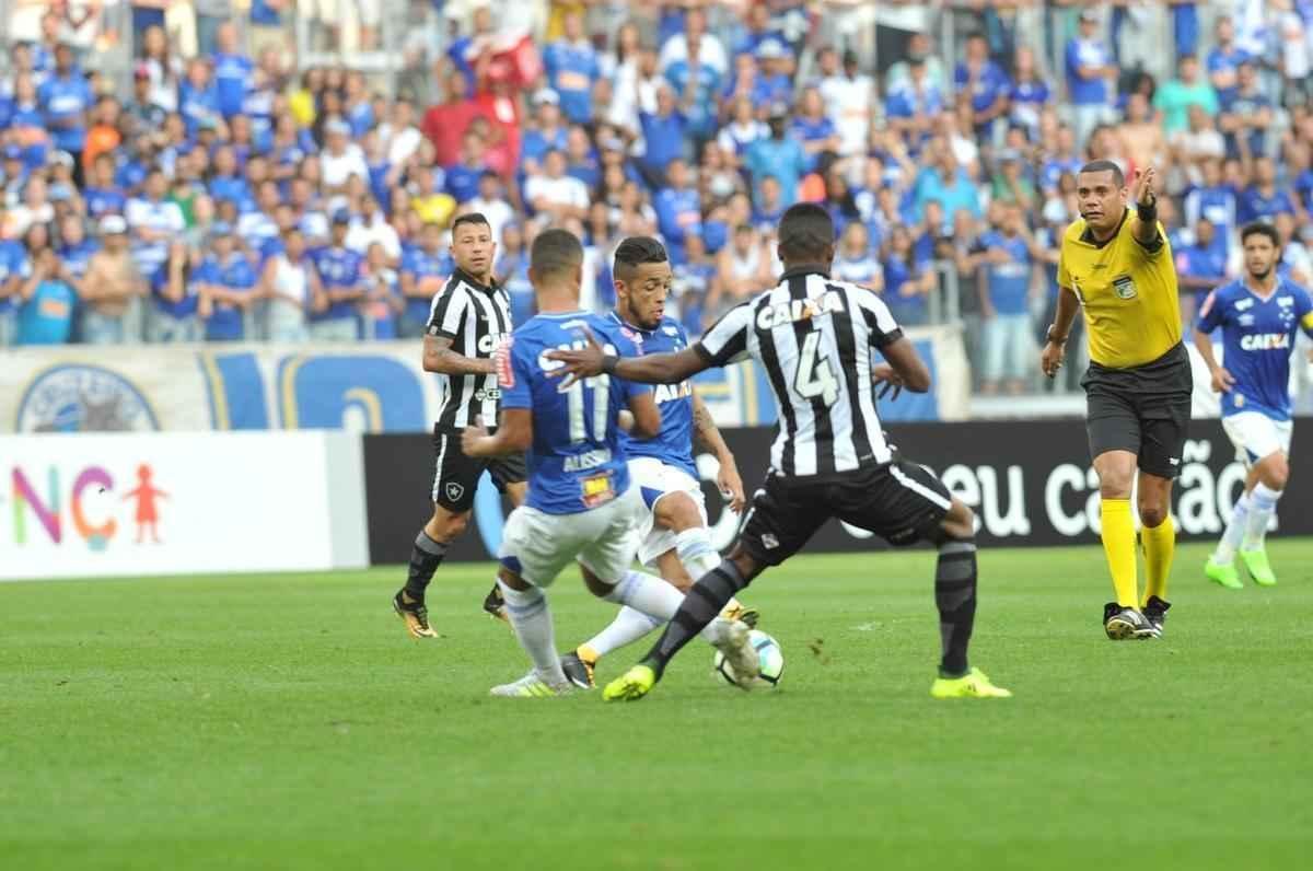 Imagens do jogo entre Cruzeiro e Botafogo, pela 19 rodada do Brasileiro, no Mineiro