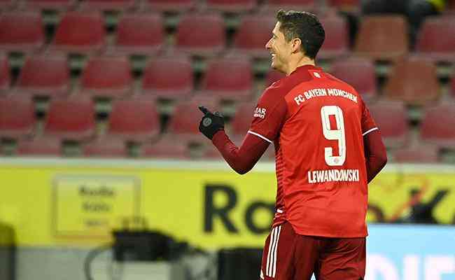 Lewandowski comemora um de seus gols neste sábado 