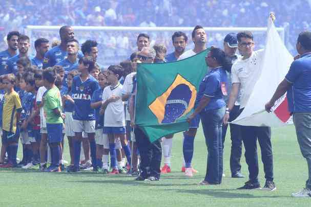 Seu Lcio entrou no gramado com jogadores, carregou bandeira do Brasil e realizou sonho